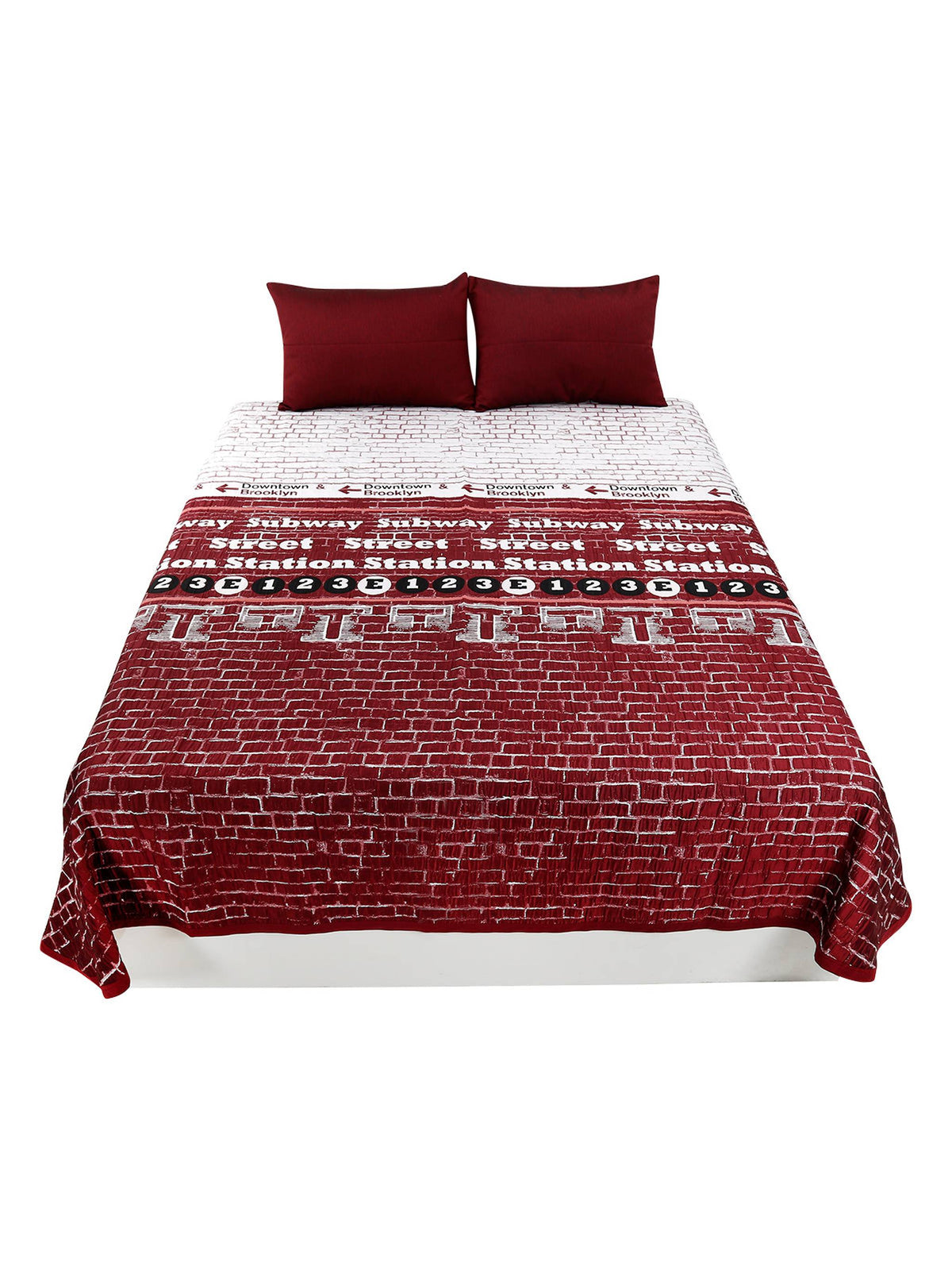 Maroon text print cotton double bedcover with 2 pillow covers