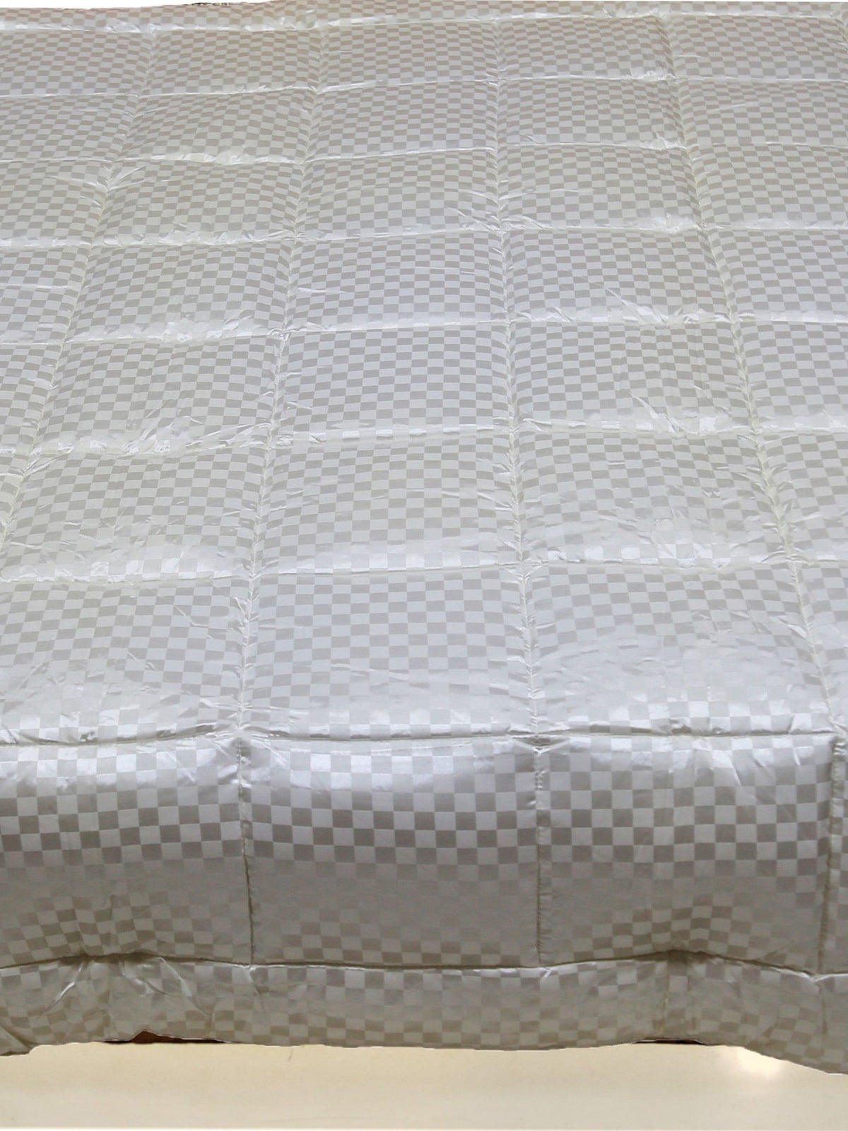 White checkered microfibre single bed quilt