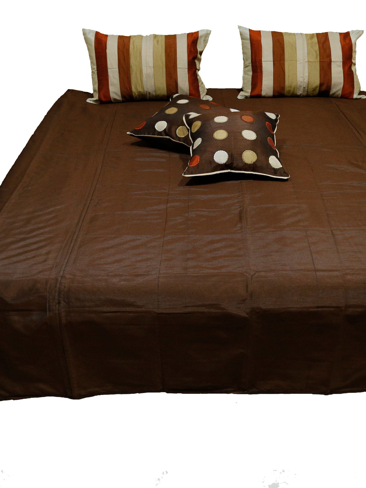 Dark brown bedcover with striped shams and gold polka-dot cushions, Circle Design