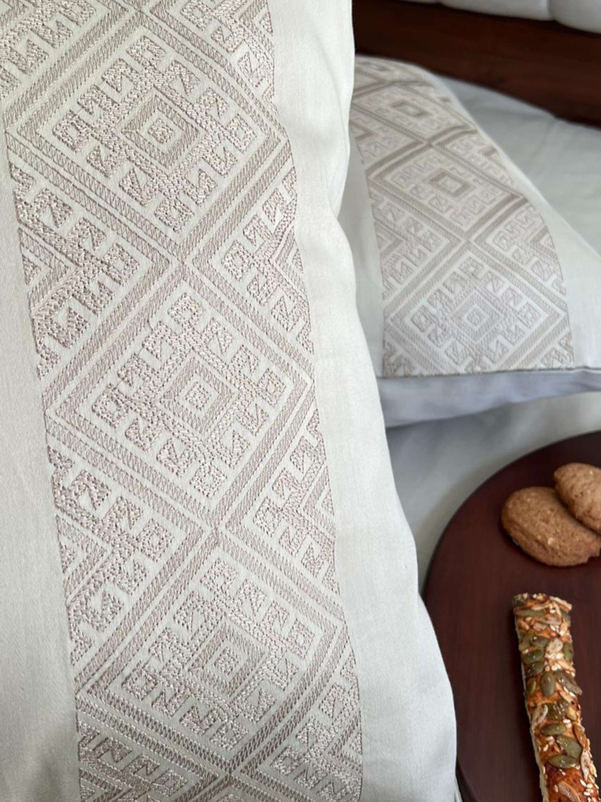 White bedding with an ivory diamond-lattice embroidered panel, Beige Arcane Collection