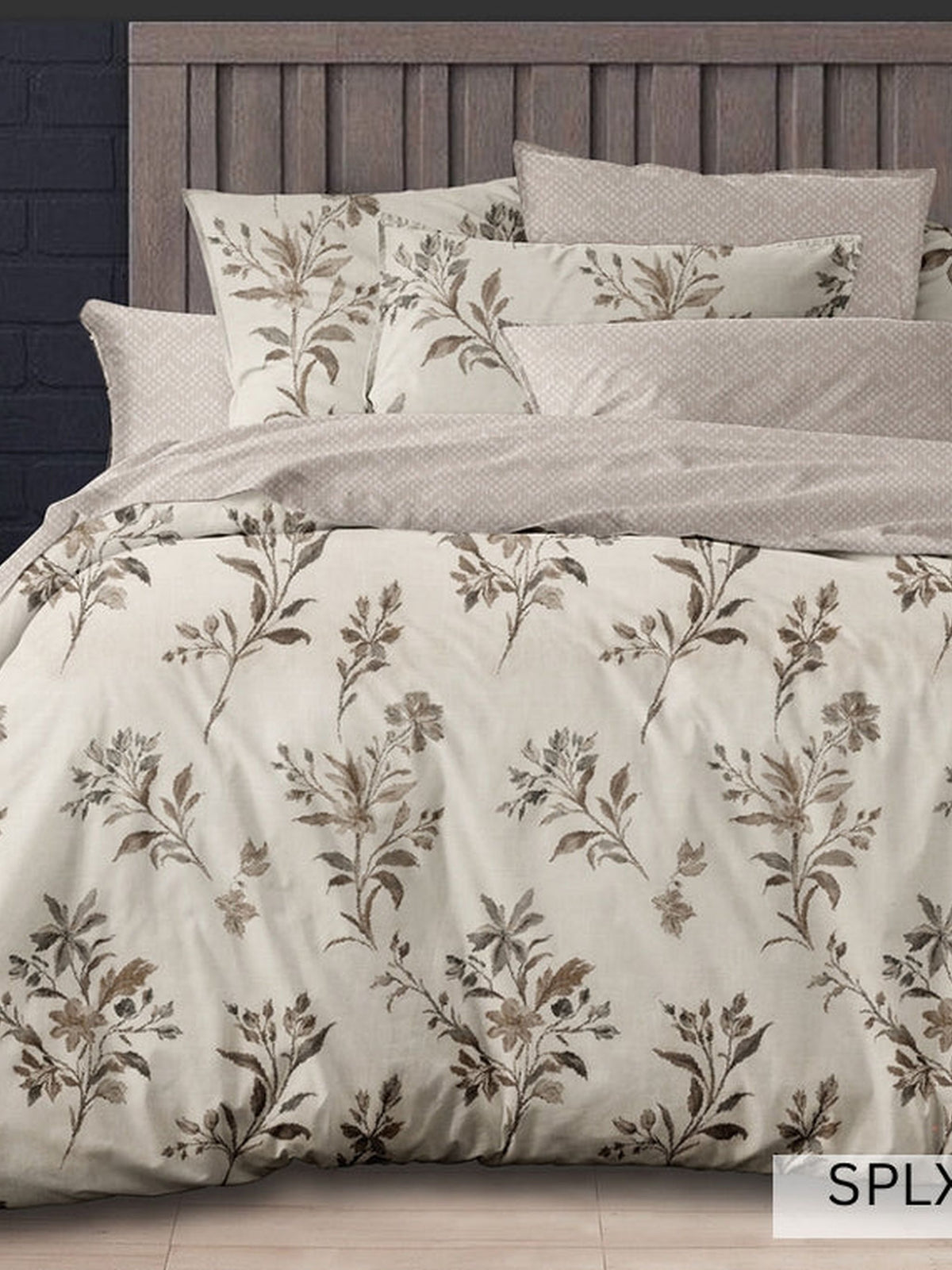Cream bedsheet with fine olive-brown botanical sprigs, English Home 220TC SPLXL525