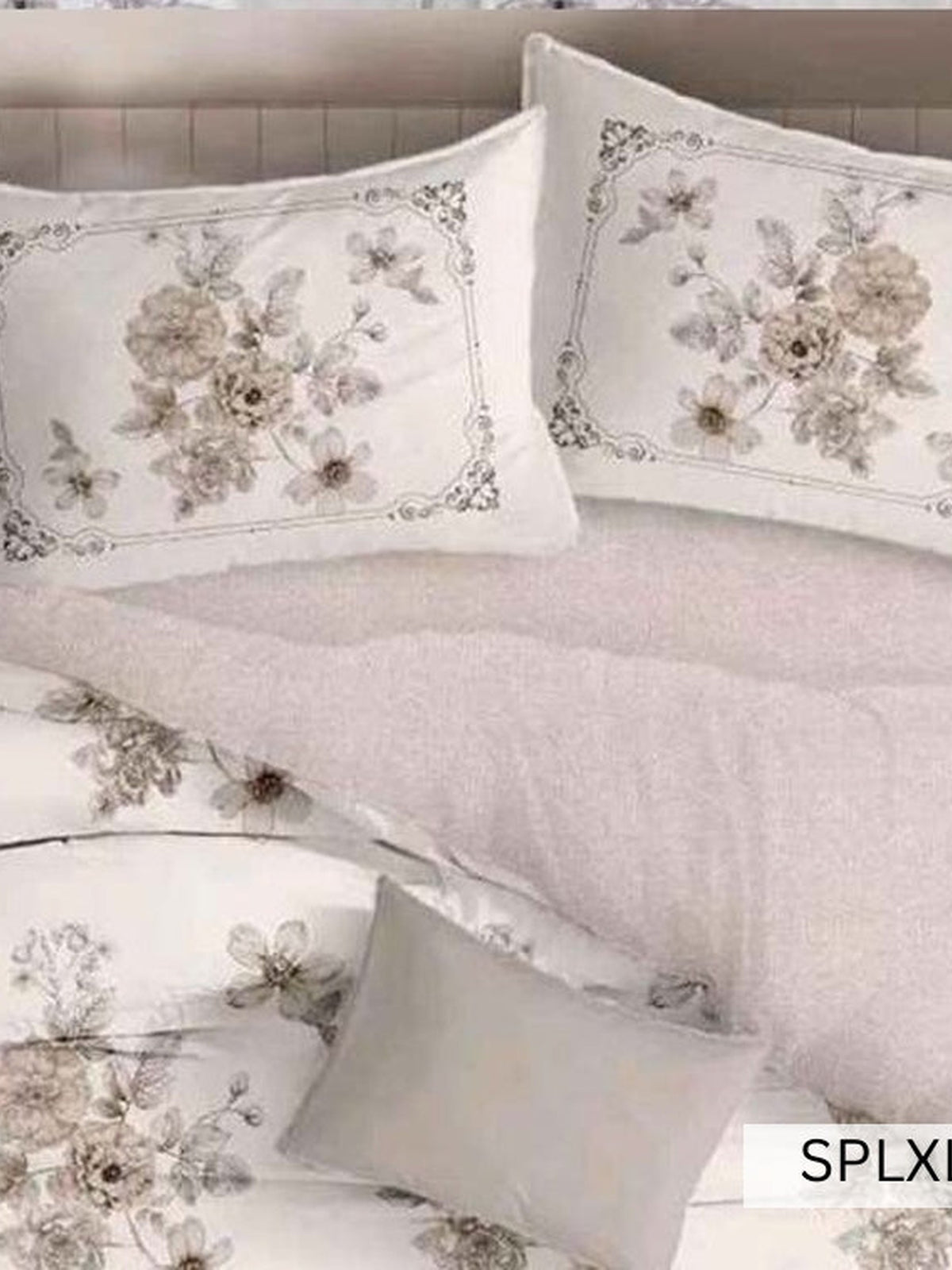 White bedding with grey-green damask floral bouquets, English Home 220TC SPLXL472