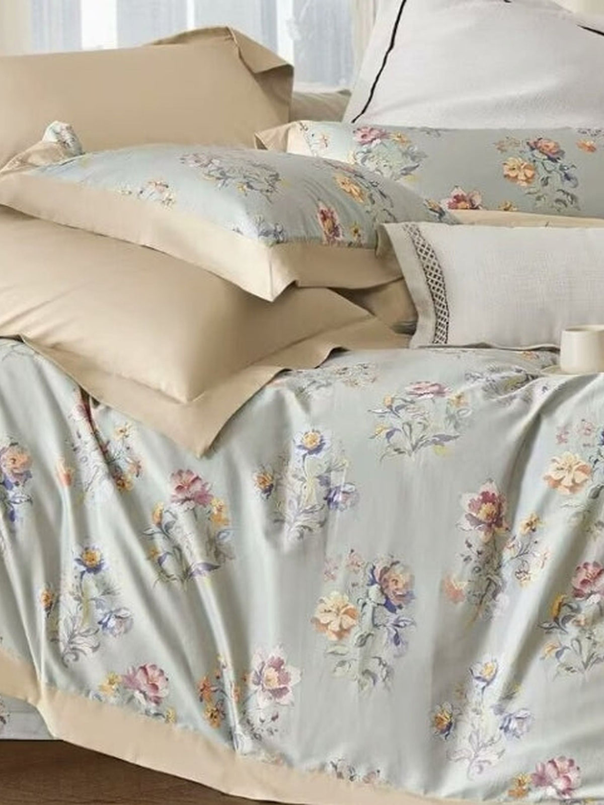 Pale blue-grey bedding with painterly floral sprays, Four Seasons 350TC FSXL 40411