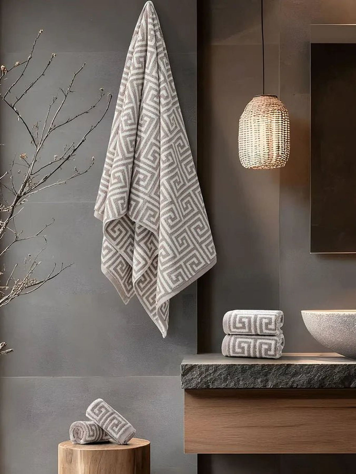 Cotton towel set with a Greek-key jacquard pattern