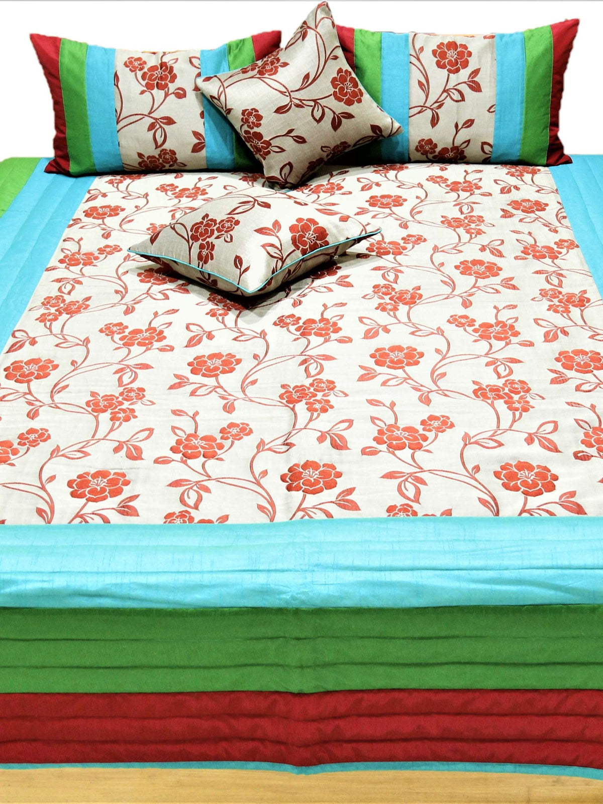 Front view of the layered green, red and blue borders on the quilted bedcover set