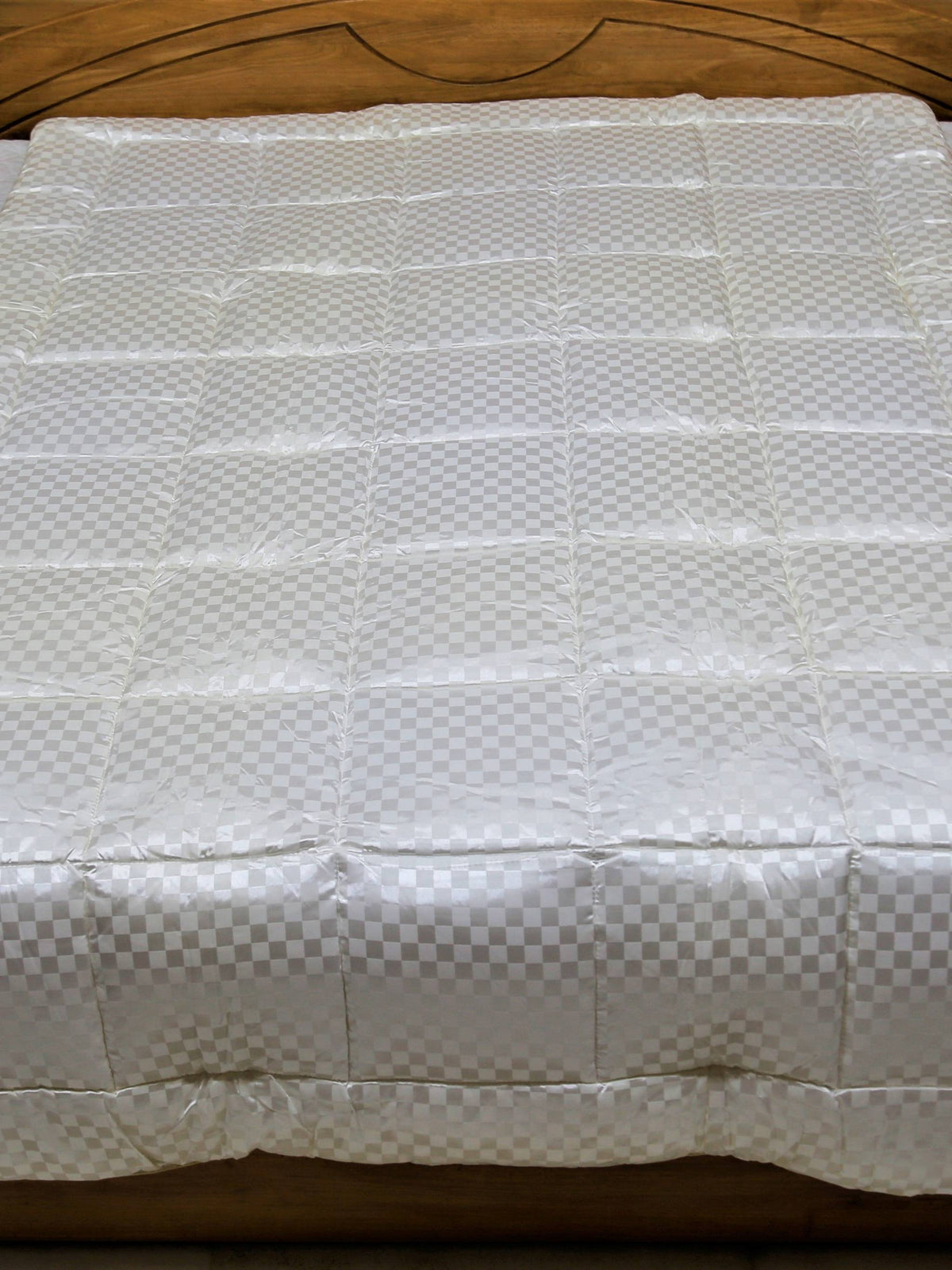 White checkered microfibre single bed quilt