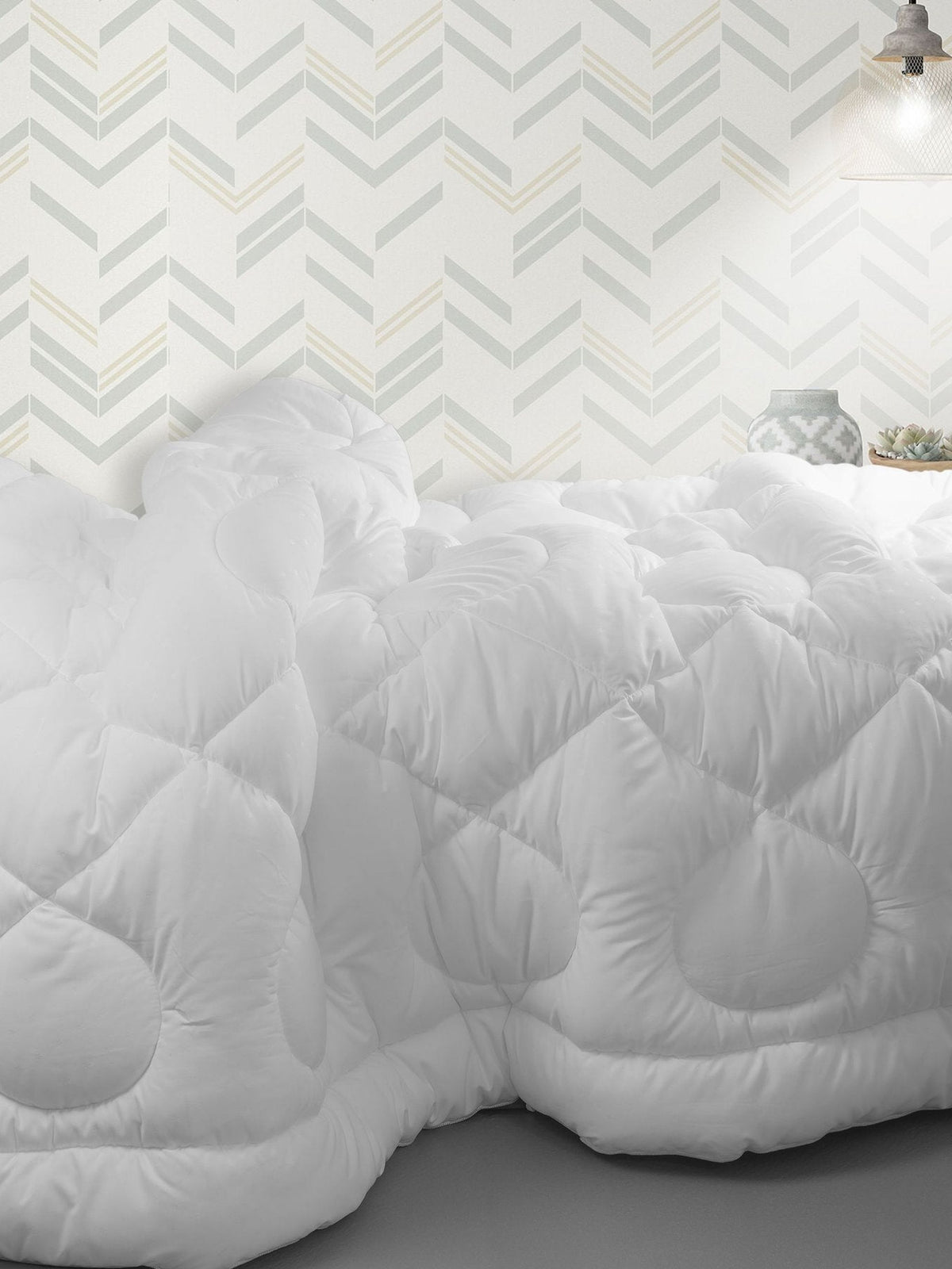 White microfiber single bed quilt with plain honeycomb quilting