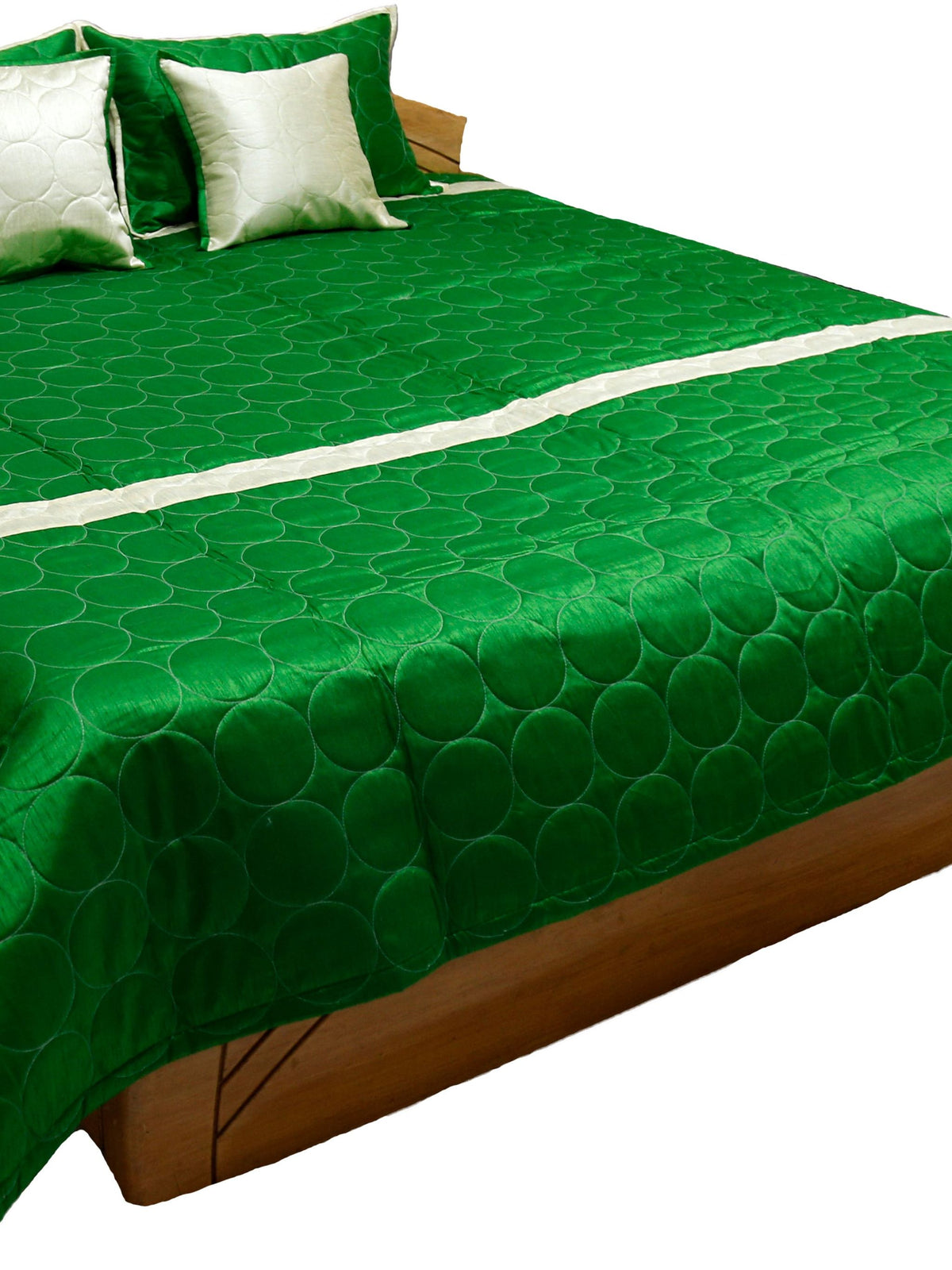 Green reverse side with circle quilting and ivory border band
