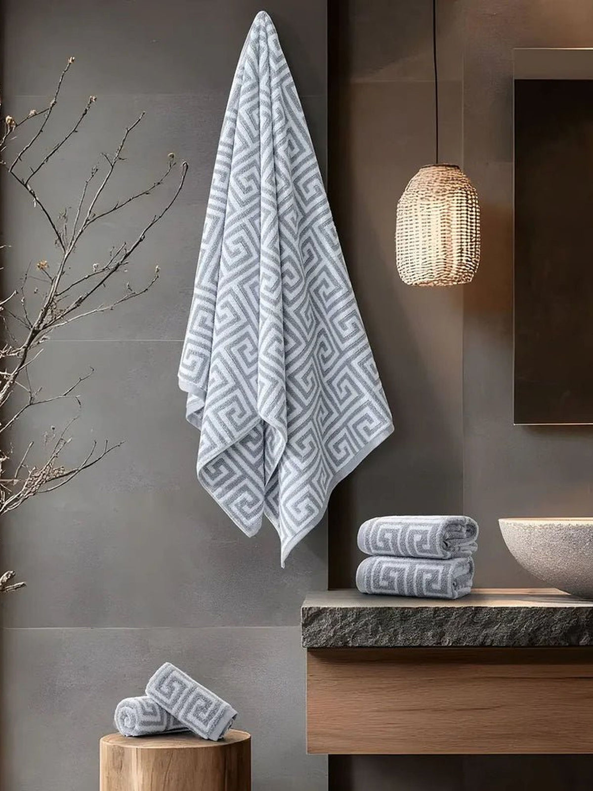 Cotton towel set with a Greek-key jacquard pattern