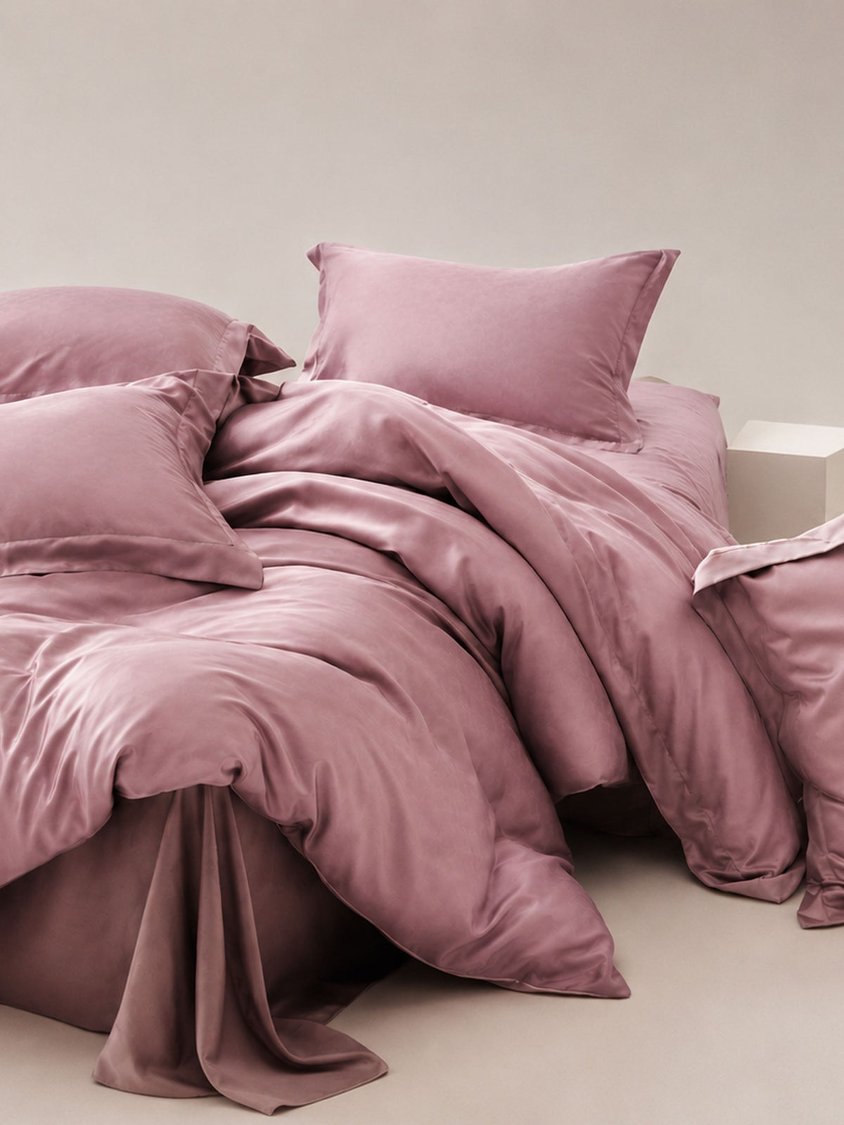 Mauve pink Tencel duvet cover and pillows, close view of the sheen