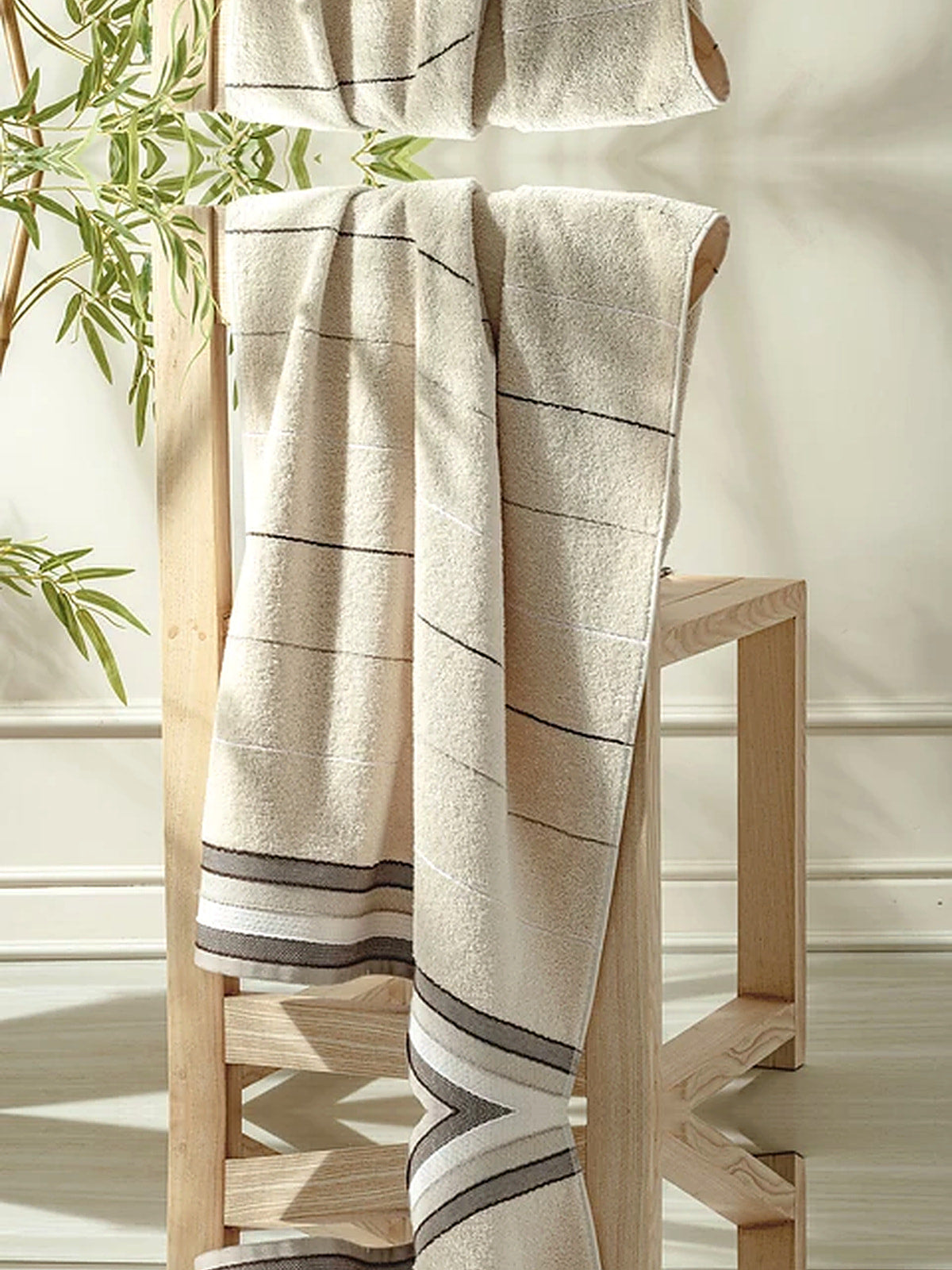 Picasso Bath Towel Linear Border