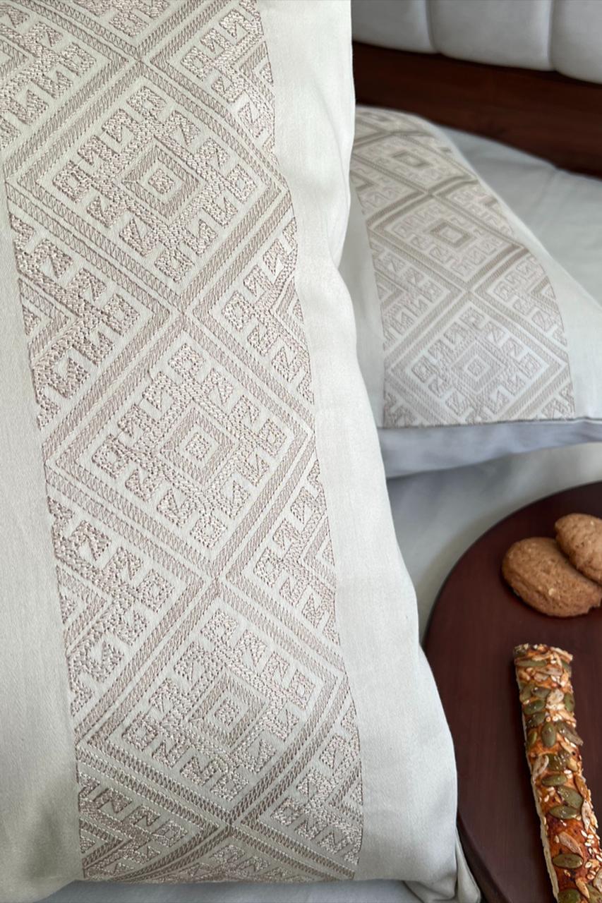 White bedding with an ivory diamond-lattice embroidered panel, Beige Arcane Collection