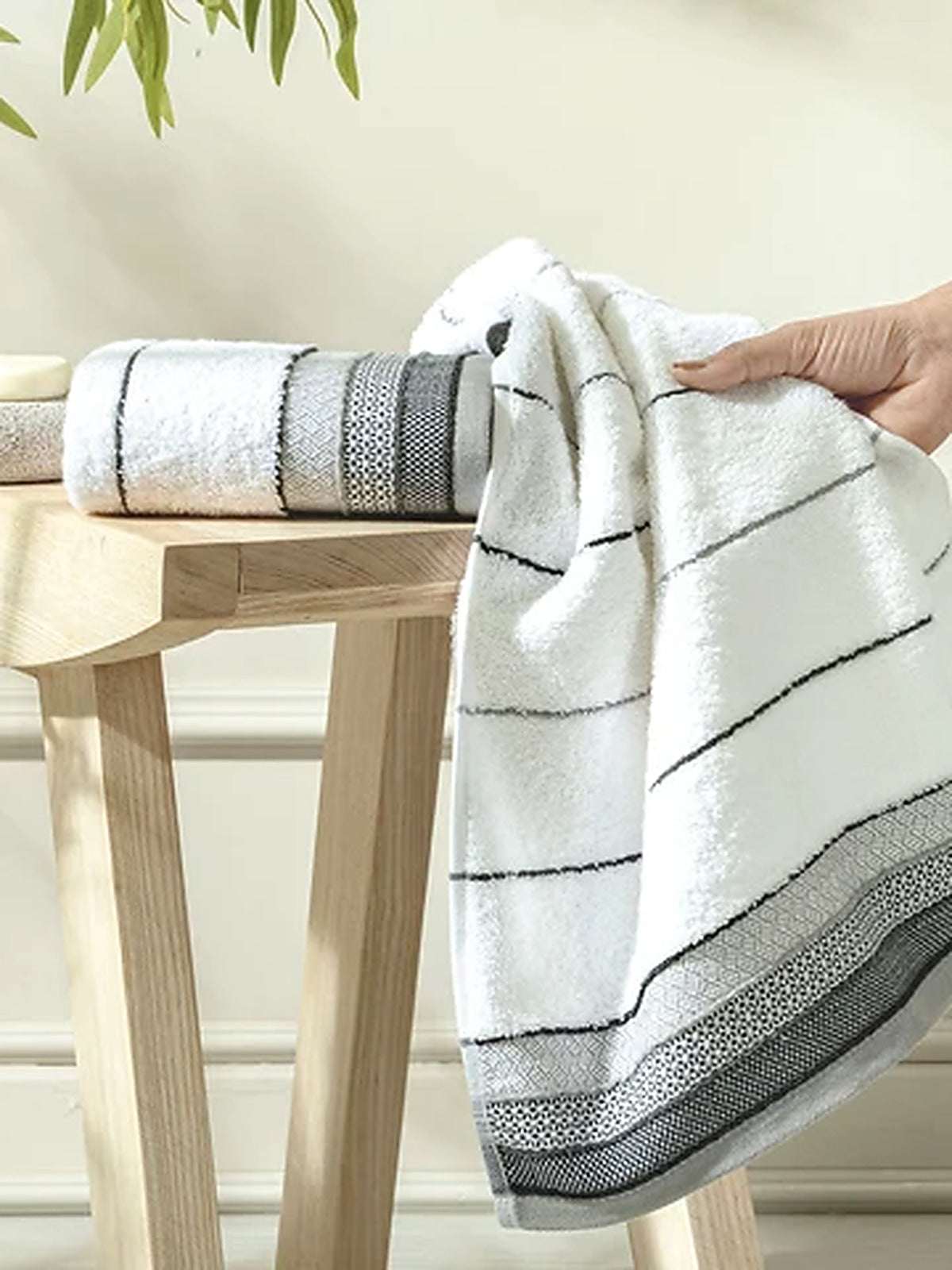 Picasso Hand Towel Linear Border