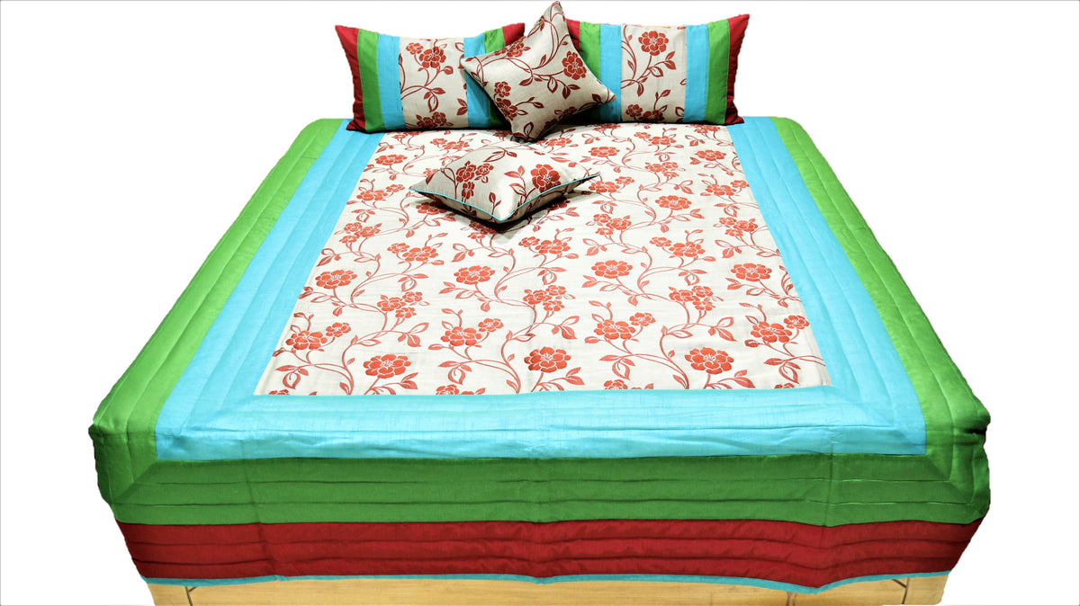 Front view of the layered green, red and blue borders on the quilted bedcover set