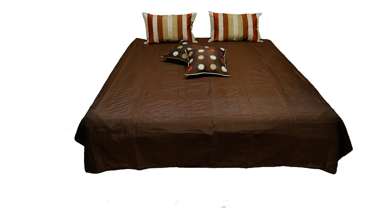 Dark brown bedcover with striped shams and gold polka-dot cushions, Circle Design