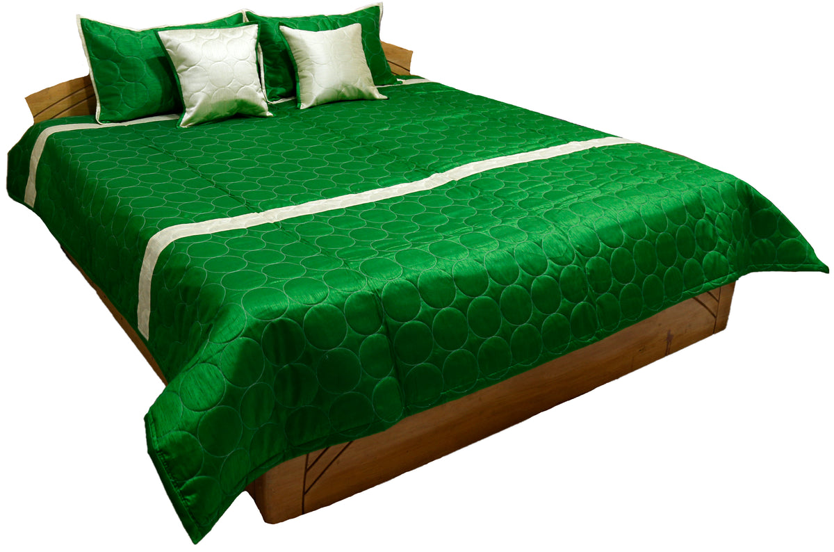 Green reverse side with circle quilting and ivory border band