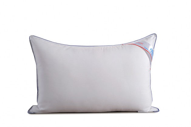 Close-up of the white Homescapes Cloud pillow with its blue and red piped edge